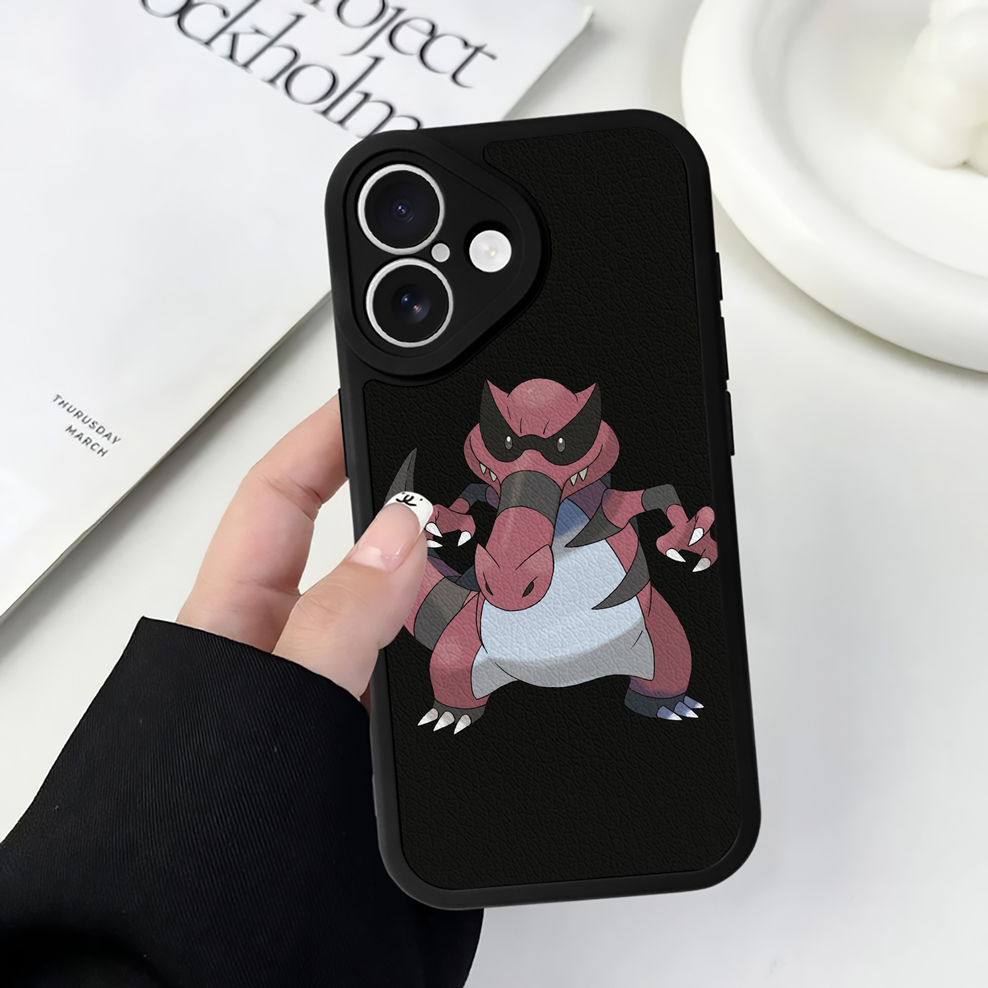 （画像用） ポケットモンスター Pokémon 【iPhone 16シリーズ対応】シリコンスマホケース（レザー調） 材質：シリコン